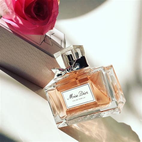 profumo miss dior immagine del bacio sensuale nello story|catherine dior olfactory.